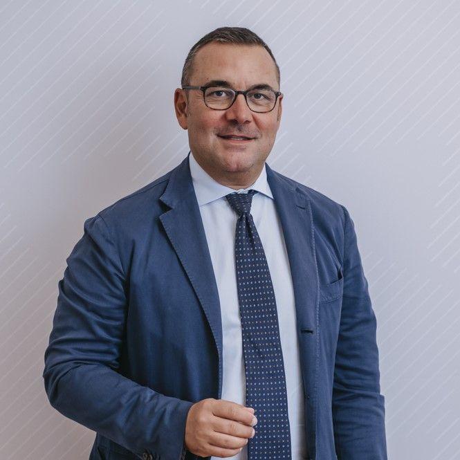 <img src="https://cms.sgrapps.fecrypt.tech/uploads/virgolette_square_fefbfdb4ab.png"  width="120" height="120" /><i>Questa è la decima edizione del Report di Impatto del fondo Investimenti Sostenibili.</br> In questi dieci anni non abbiamo mai smesso di credere che promuovere <b>modelli di sviluppo virtuosi</b> sia non solo una responsabilità, ma anche una leva per interpretare meglio i rischi e per cogliere le opportunità in un’economia in trasformazione.</i></br></br>
<b>Mario Romano</b></br> Amministratore Delegato Sella SGR